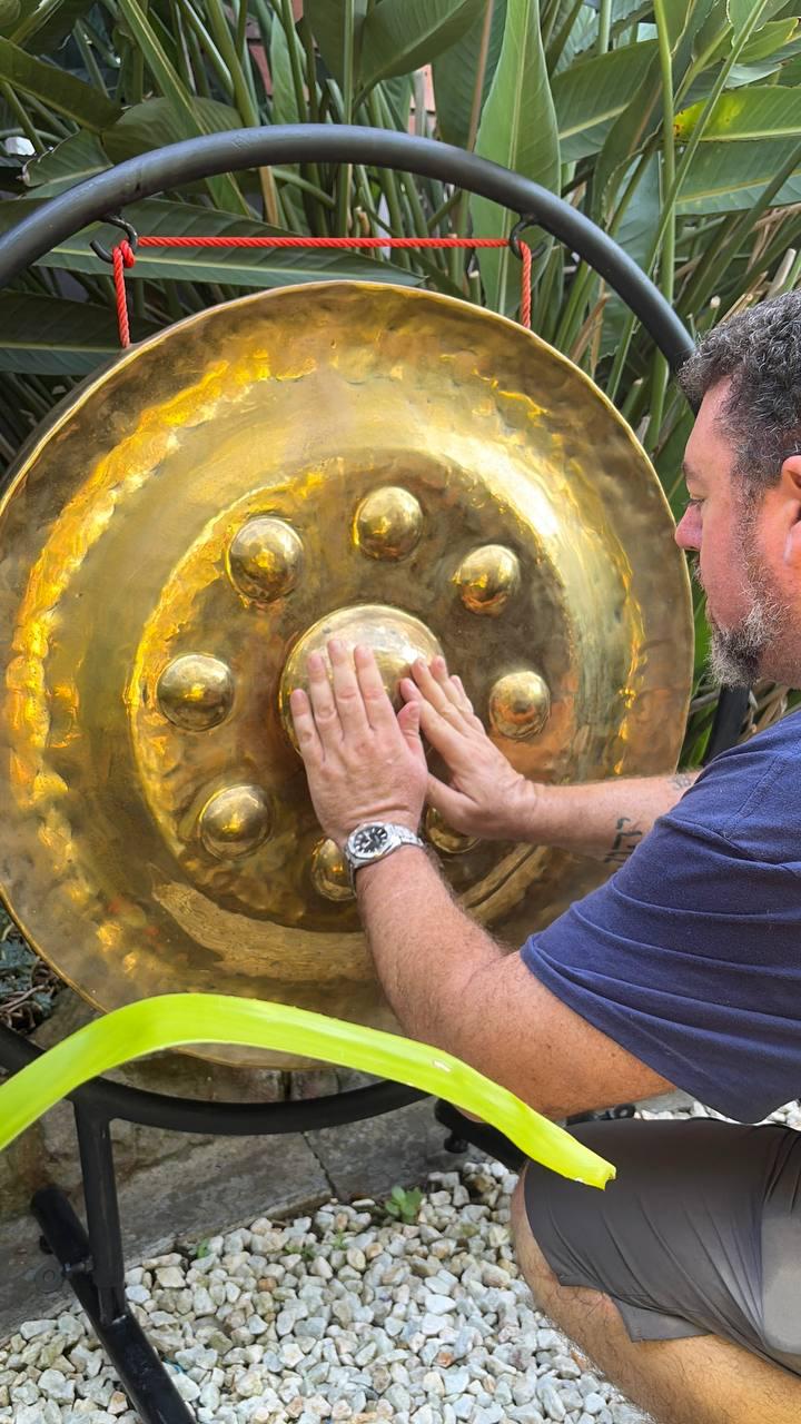 Luke touching gong